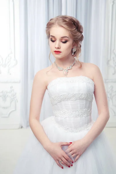 Μια Γλυκιά Νύφη Ένα Κομψό Φόρεμα Ένα Όμορφο Εσωτερικό Φως — Φωτογραφία Αρχείου