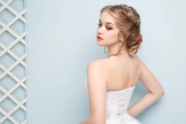 Eine Schöne Sanfte Braut Mit Eleganter Frisur — Stockfoto