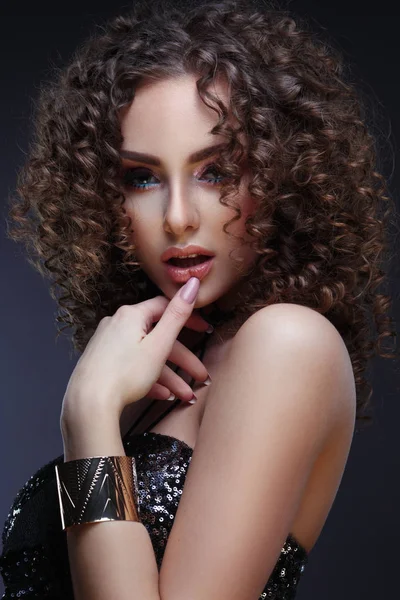 Retrato Belleza Moda Una Hermosa Joven Con Rizos Afro Maquillaje — Foto de Stock