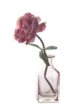 Beyaz arka plan üzerinde izole bir aranjman cam vazoda yapay gül.