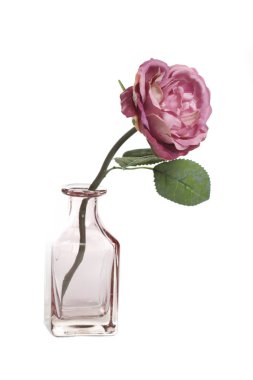 Beyaz arka plan üzerinde izole bir aranjman cam vazoda yapay gül.