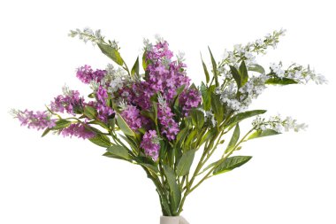 Beyaz arka plan üzerinde izole bir vazo içinde yapay leylak buket.