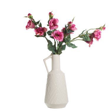 Beyaz arka plan üzerinde izole bir vazo içinde yapay pembe lisianthus buket.