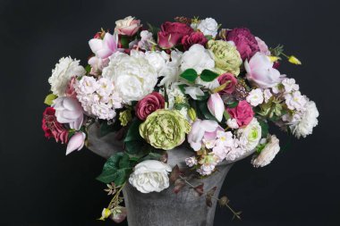 Seramik vazoda aranjman ciddi iç çiçek.