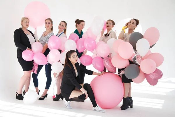 Groep Van Mooie Slimme Meisjes Met Ballonnen Geïsoleerd Witte Achtergrond — Stockfoto