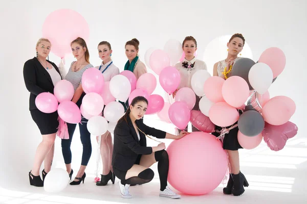 Группа Красивых Умных Девушек Воздушными Шарами Изолированы Белом Фоне — стоковое фото