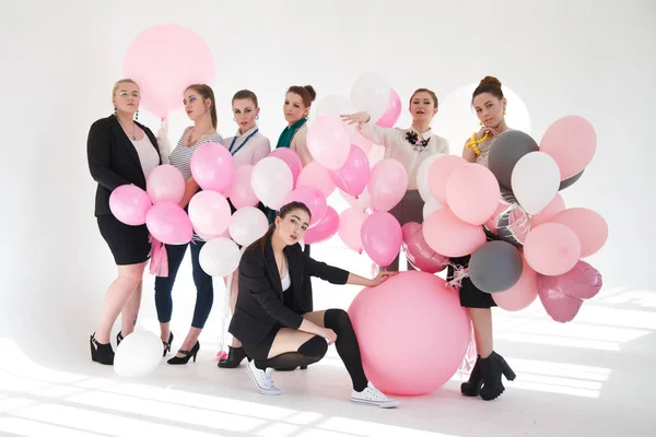 Grupo Hermosas Chicas Inteligentes Con Globos Aislados Sobre Fondo Blanco —  Fotos de Stock