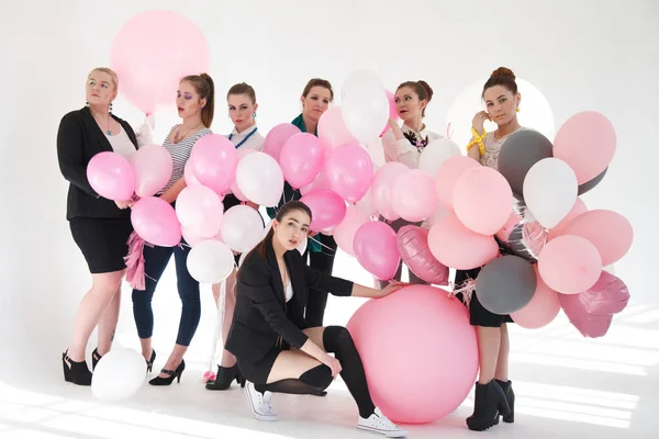 Grupo Hermosas Chicas Inteligentes Con Globos Aislados Sobre Fondo Blanco —  Fotos de Stock