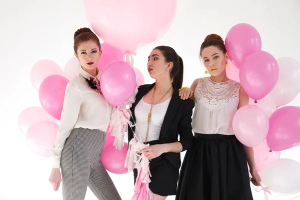 Trois Jolies Filles Intelligemment Habillées Avec Des Ballons Roses Isolés — Photo