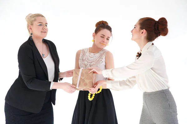 Tres Chicas Novias Sosteniendo Una Caja Festiva Aisladas Sobre Fondo —  Fotos de Stock