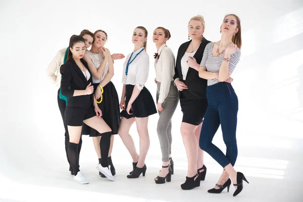 Grupo Meninas Inteligentemente Vestidas Comprimento Total Isolado Fundo Branco — Fotografia de Stock