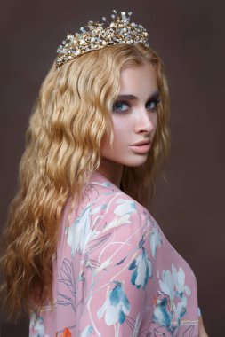 Bir buket taç zarif bir kızla Güzellik Portresi.