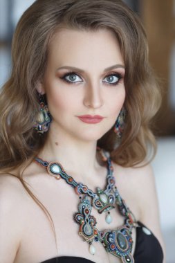 Siyah Abiye şık bir örgü kolye ile zarif bir kadın portresi.