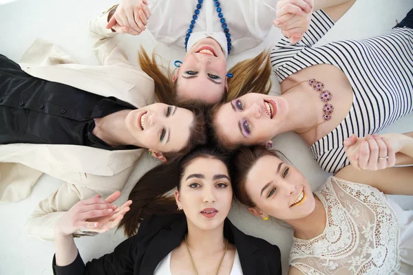 Gruppo Gioiose Ragazze Eleganti Trova Cerchio Una Vista Dall Alto — Foto Stock