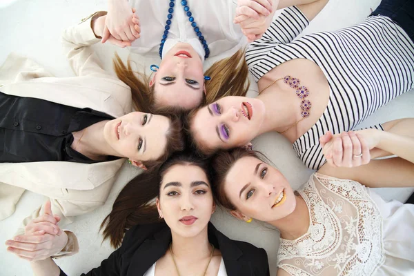 Gruppo Gioiose Ragazze Eleganti Trova Cerchio Una Vista Dall Alto — Foto Stock