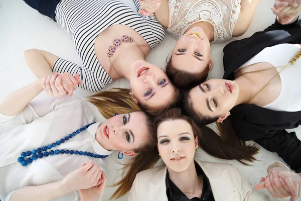 うれしそうなエレガントな女の子のグループは サークル 白い背景の上のトップ ビュー — ストック写真