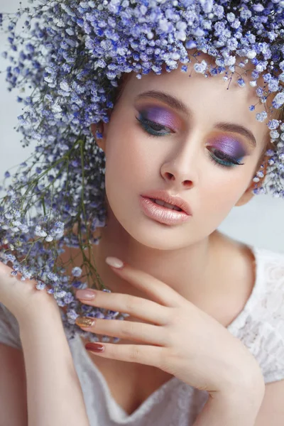 Moda Uroda Portret Pięknej Dziewczyny Obszerne Wieniec Małymi Niebieskimi Kwiatami — Zdjęcie stockowe