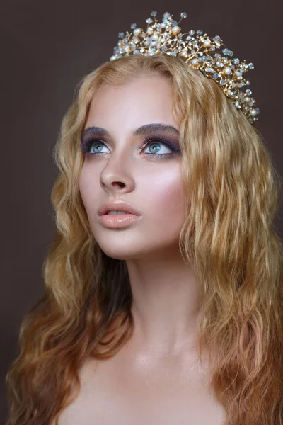 Retrato Belleza Una Chica Elegante Con Ramo Corona — Foto de Stock