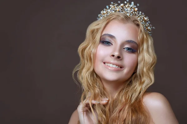 王冠の花束とエレガントな女の子の美しさの肖像画 — ストック写真