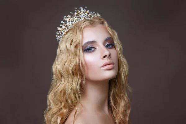 Beauty Portrait Elegant Girl Bouquet Crown — Stock Photo, Image