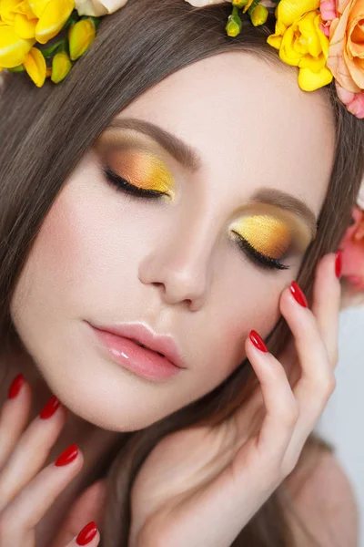 Retrato Beleza Moda Uma Linda Menina Com Maquiagem Amarelo Laranja — Fotografia de Stock