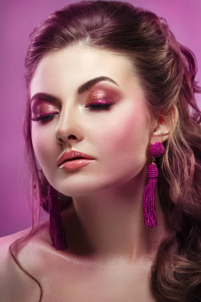 Moda Uroda Portret Pięknej Dziewczyny Jasny Makijaż Eleganckie Hairdress Różowym — Zdjęcie stockowe