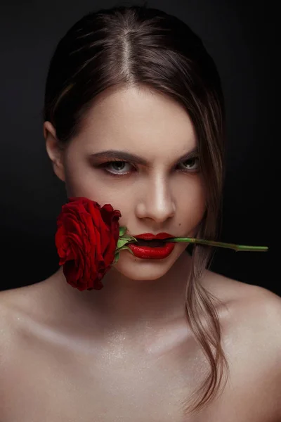 Retrato Beleza Uma Menina Sexy Elegante Com Uma Rosa Vermelha — Fotografia de Stock