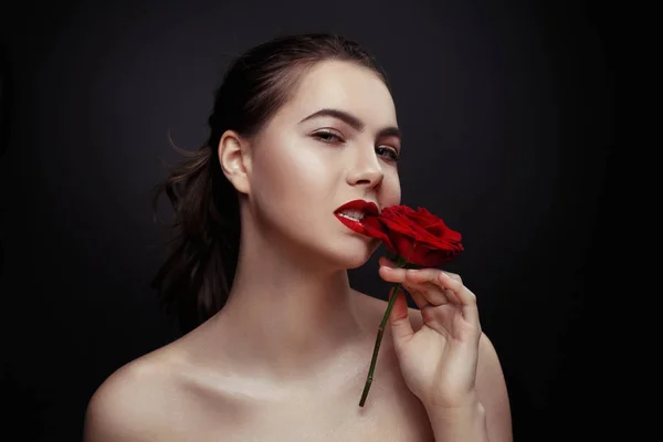 Красивий Портрет Елегантної Сексуальної Дівчини Яка Кусає Червону Троянду Чорному — стокове фото