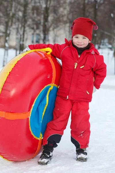 Uma Criança Macacão Vermelho Está Com Uma Tubulação Parque Inverno — Fotografia de Stock