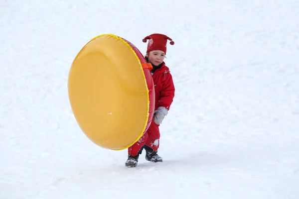 Dítě Červené Kombinéze Nese Trubky Kopci Destinaci Winter Park — Stock fotografie