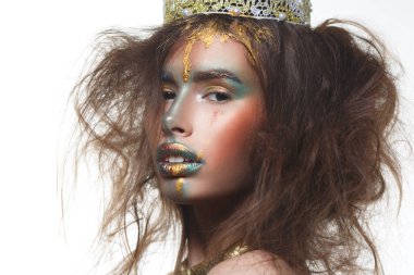 Yaratıcı morluklar makyajla kızla çarpıcı ve beyaz zemin üzerine altın geçiş yumuşatma