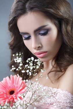 Güzel kızla yapmak çiçeklerle poz