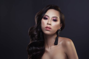 Koyu arka plan üzerinde zarif kadın moda güzellik portresi