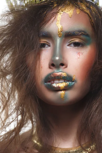 Uderzające Dziewczyna Kreatywnych Makijaż Siniakami Wtapianie Złoto Białym Tle — Zdjęcie stockowe