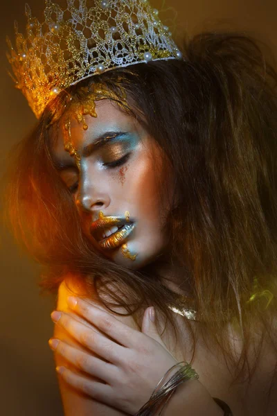 Striking Girl Creative Make Feathering Smudges Gold Dark Background Lighting — Stock Photo, Image