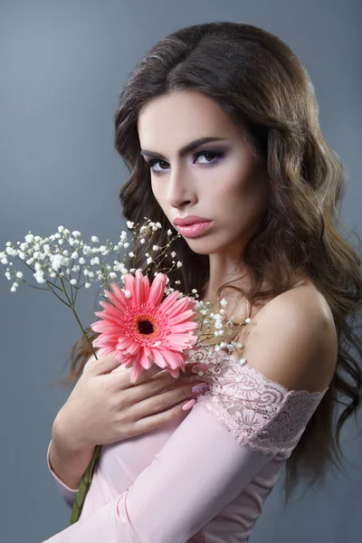 Hermosa Chica Con Maquillaje Posando Con Flores — Foto de Stock