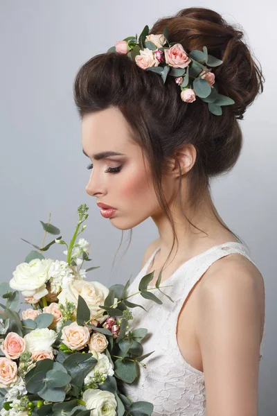 花嫁の花輪と手で花束の春の美しさの肖像画 — ストック写真
