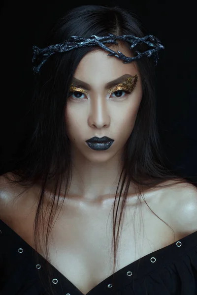 Piękna Dziewczyna Korony Jasny Makijaż Czarnym Tle — Zdjęcie stockowe