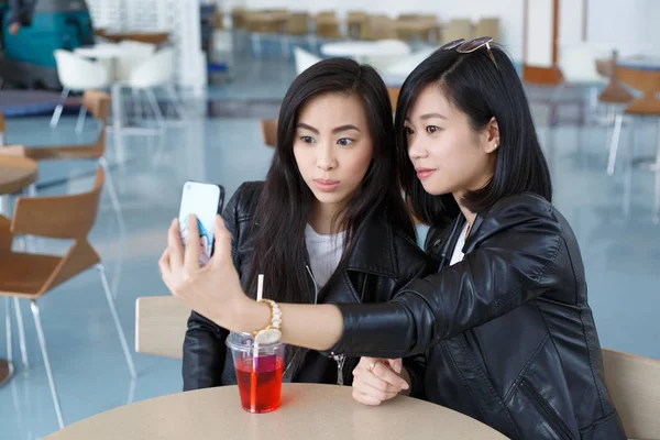 Dwie Dziewczyny Szczęśliwy Azjatyckimi Girlfriends Zrobić Sobie Wspólne Zdjęcie — Zdjęcie stockowe