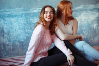 Studio mavi zemin üzerine genç mutlu kadın