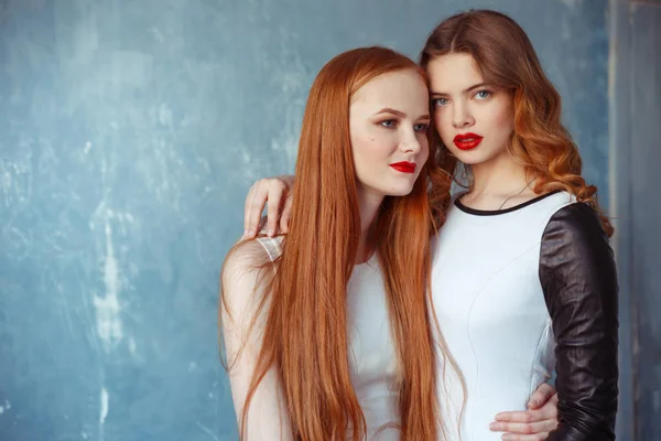Porträt Junger Frauen Mit Rotem Haar Die Studio Posieren — Stockfoto