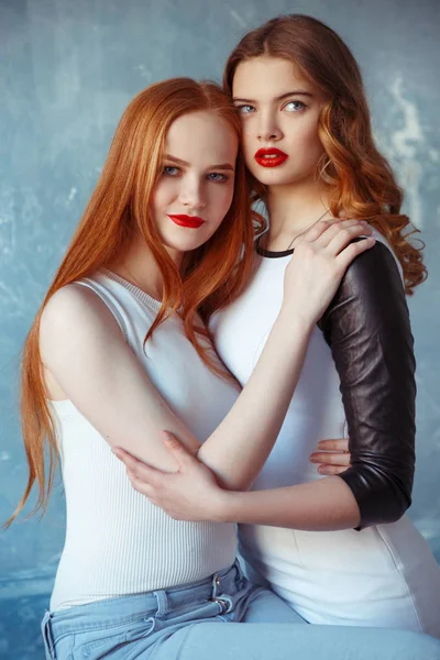 Porträt Junger Frauen Mit Rotem Haar Die Sich Umarmen Während — Stockfoto