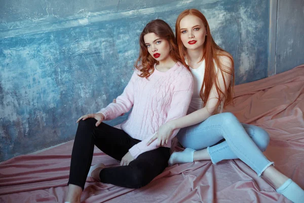Junge Stilvolle Rote Haare Frauen Studio Auf Blauem Hintergrund — Stockfoto