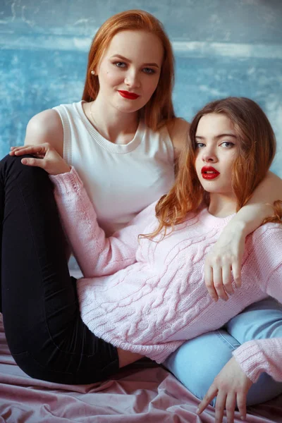 Mulheres Elegantes Jovens Estúdio Fundo Azul — Fotografia de Stock