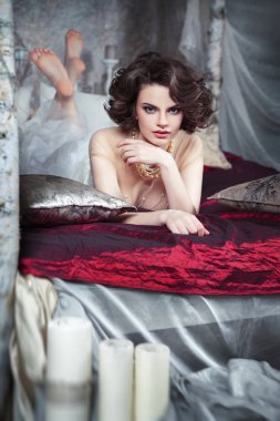 Studio yatakta istirahat zarif saç modeli ile güzel gelin portresi