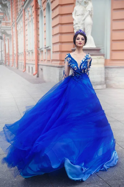 Beautiful Brunette Woman Blue Crown Lace Dress Posing City Street — Stock Photo, Image