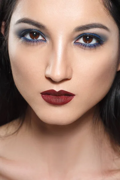 Retrato Moda Mujer Morena Con Ojos Azules Brillantes Maquillaje — Foto de Stock