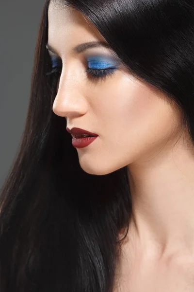 Retrato Moda Mujer Morena Con Ojos Azules Brillantes Maquillaje Sobre — Foto de Stock