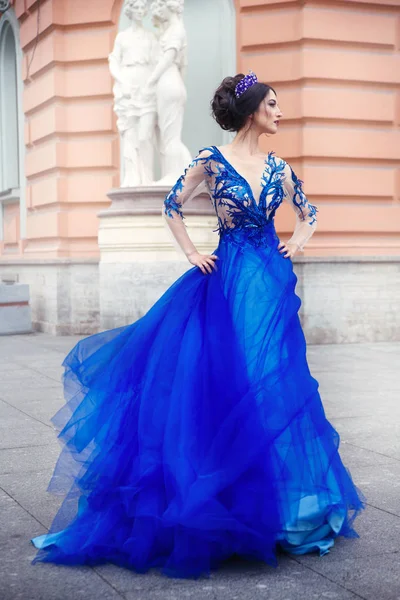 街でレース ドレス ポーズでブルーの王冠と美しいブルネットの女性 — ストック写真