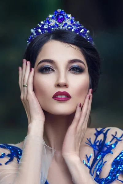 Portrait Beautiful Brunette Woman Blue Crown Lace Dress — Stock Photo, Image